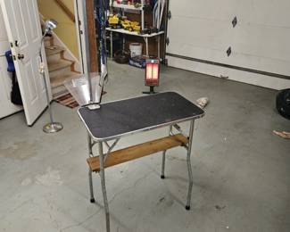Dog grooming table