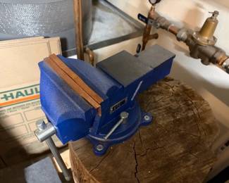 Central Forge Co. bench vise