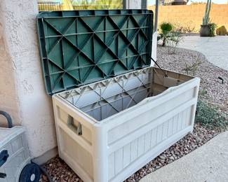 Outdoor storage bin