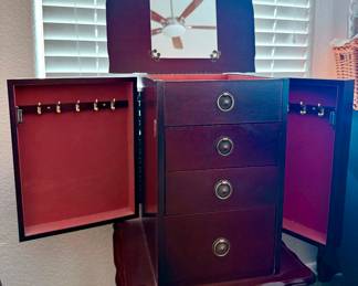 opening jewelry case