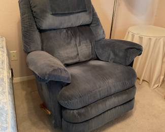 blue recliner-40x44