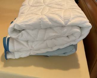 bed comes with  foam covers