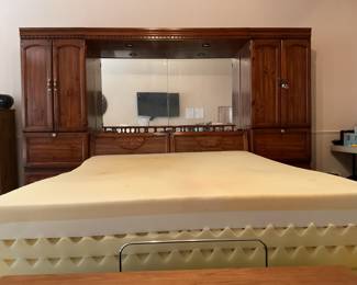 Queen bed & wood frame-112x75x16.t