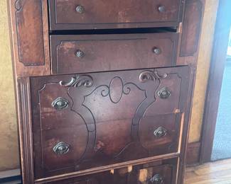 Antique chest of drawers 