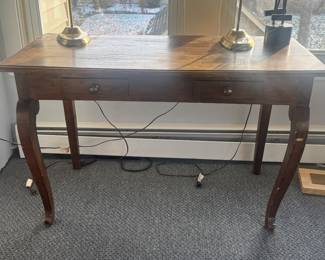 Antique desk/ 2 lamps 