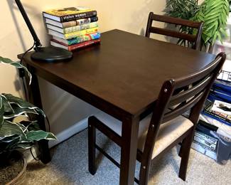 Small Table / 2 chairs