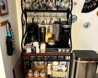 Coffee maker, coffee mugs