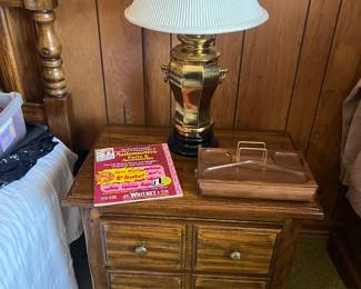 Side table (2 available) by Thomasville, vtg brass lamp
