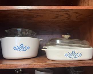 4 piece lidded Corning ware collection. Needs a little barkeepers friend and could be good as new!&nbsp;

