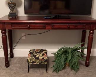 Two drawer sofa table, 32 inches high, 60 inches wide, 18 inches deep. Also makes an excellent TV stand. Lamp with shade is 24 inches high. Small footstool is 12 in.². Artificial fern.

(Please note that television is sold as separate lot)
