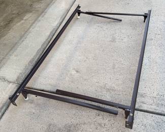 Twin/full adjustable bedframe. Two plastic 'feet' missing.
