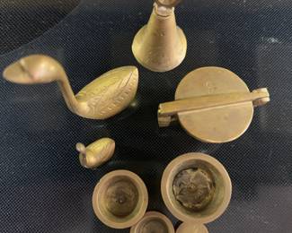 Vintage brass weight measures and miniatures
1 brass bell&nbsp;
2 brass ducks&nbsp;

