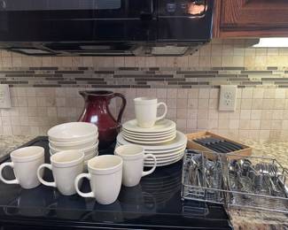 1 tall, ceramic red pitcher&nbsp;

Oster &nbsp;6 piece steak knives

&nbsp;6 &nbsp;mugs&nbsp;

5 bowls

5 bread plates

&nbsp;six dinner plates&nbsp;

52 pieces Oneida assorted flatware and caddy



