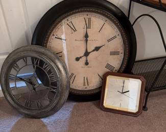 Assorted wall clocks, all battery operated.