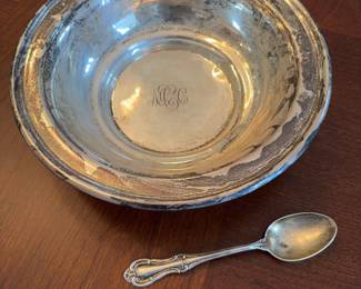 Sterling silver bowl and sterling silver spoon.
Bowl weighs 0.23 KG
Spoon weighs 0.03 KG

*RESERVE ITEM*
