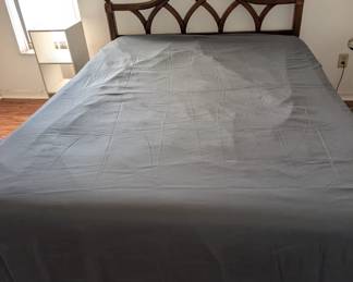 Queen size bed 