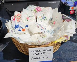 VINTAGE WOMANS HANDKERCHIEFS