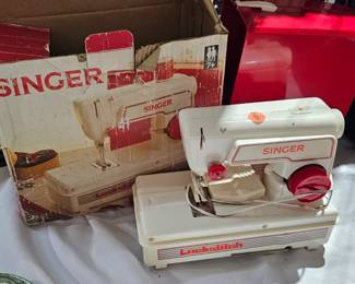 SINGER SMALL SEWING MACHINE
