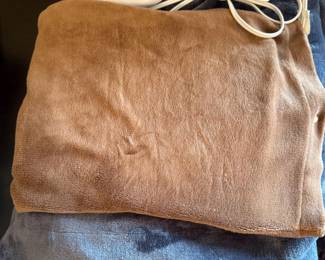 9 BrookstoneHeatedThrowBlanketandHeatingPad