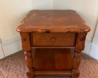13 TraditionalWoodenEndTablewithDrawer