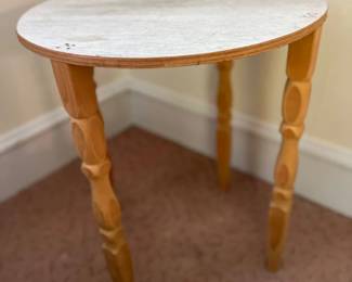 16 HandmadeFarmhouseStyleRoundSideTable