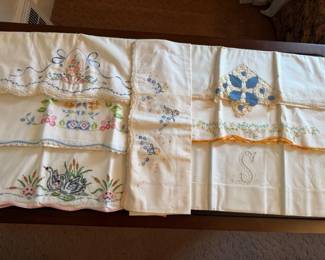 32 13PairsofVintageHandEmbroideredPillowcasesLikeNew