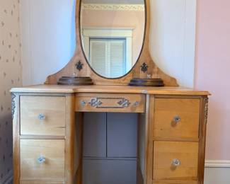 25 VintageBirdseyeMapleVanitywithOvalMirror