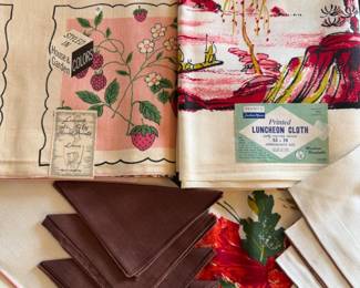 33 3NWTVintageLuncheonClothsandNapkinsLaceOverlay