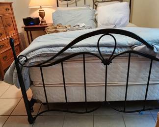 metal queen size bed