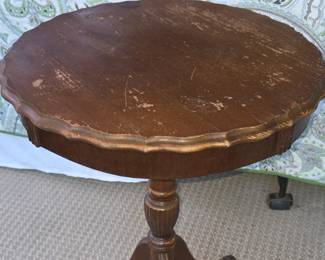 Antique pie crust side table with a tripod pedestal base