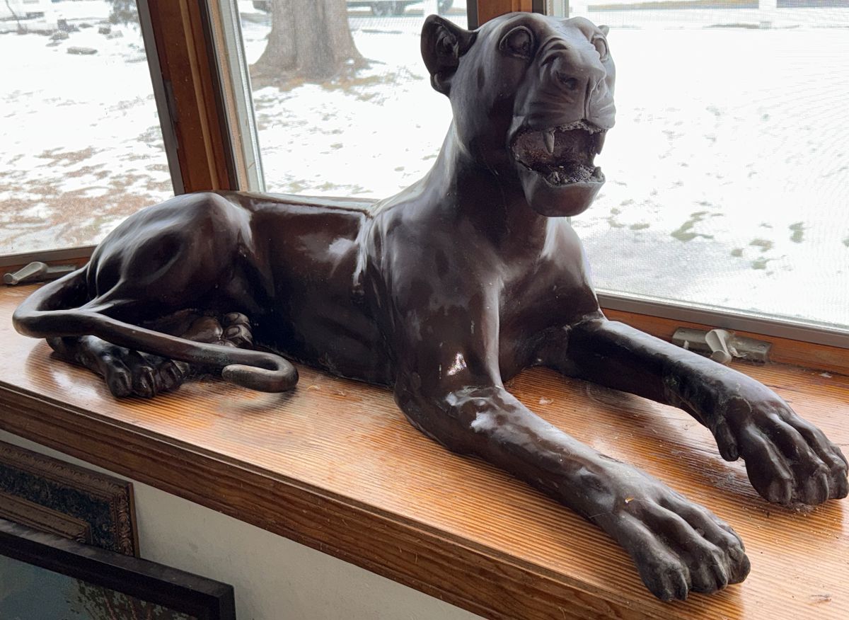                  HIGHEST & BEST OFFER 
Heavy cast panther sculpture with bronze-style patina, signed C. Valton (not solid bronze).
📩 Submit your best offer no later than 3:00 PM this Saturday, January 17th.


