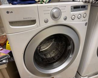 $550 - washer & dryer Samsung on risers 