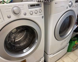 $550 - washer & dryer Samsung on risers 