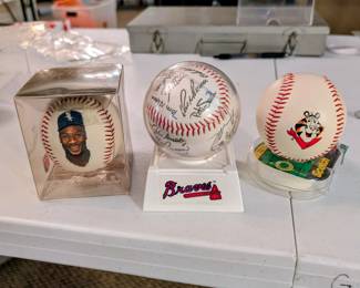 MLB issue "autograph ball" Braves 1992 W.S., Bo Jackson Fotoball, Tony the Tiger baseball