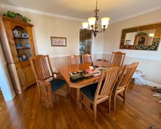 oak mission style dining room table (w/extra leafs) & 6 chairs