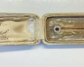 ART DECO 15K ROSE GOLD & PLATINUM STICK PEN THIS EARLY 20TH CENTURY PIECE FEATURES A 7MM PLATINUM OPEN CIRCLE WITH 12 OLD CUT DIAMONDS 61MM LONG 15K ROSE GOLD PIN WITH STYLISH TWIST 1.21 TOTAL GRAMS