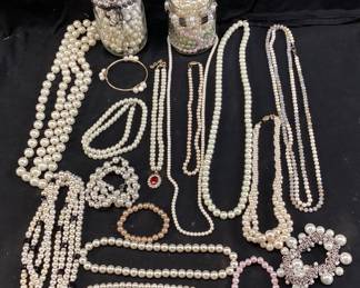 ASSORTED PEARL NECKLACES & BRACELETS