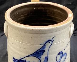 1986 ROWE POTTERY WORKS SALT-GLAZED STONEWARE COBALT BIRD DESIGN CROCK, 8in H NO SHIPPING PICKUP ONLY