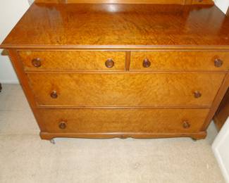 The grain on this dresser and the mirror itself is wonderful