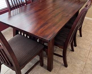 Dining Room Table w 6 Chairs