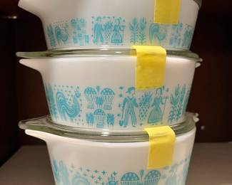 Vintage Pyrex Butterprint set of 3 Round Casserole Dishes with lids