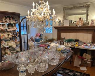 Crystal Chandelier
Mirror
Doll cabinets
Rug
Crystal & glassware, collectibles