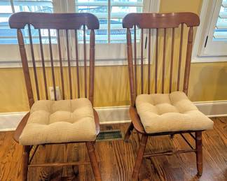 Vintage Early American Colonial Style dining/side chairs. There 8 available!
