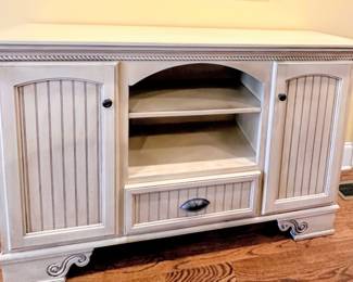 Gorgeous Heartland media/TV stand. Also can be used as a buffet/sideboard.