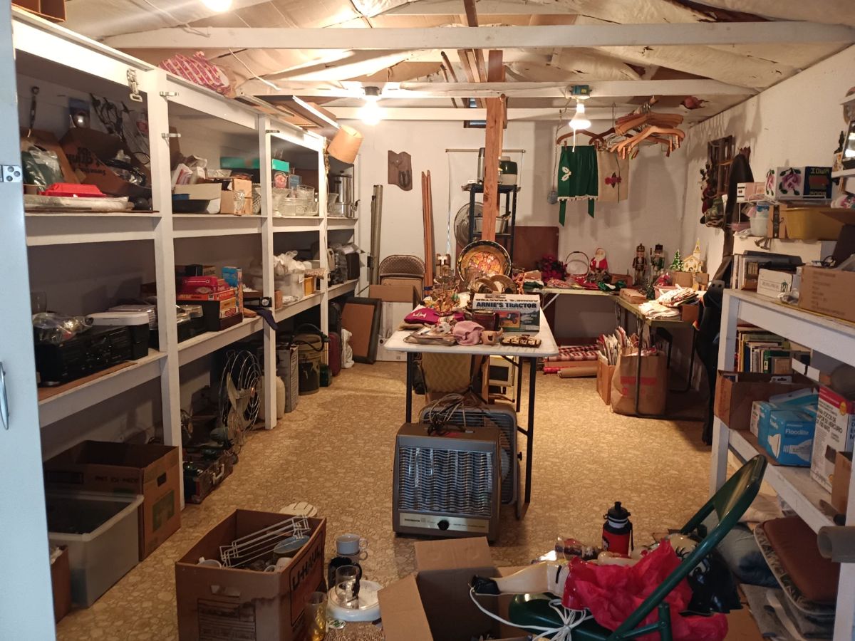 Work in progress.... the cleanest double shed with electronics, CorningWare, Christmas, kitchen, tools, vintage space heaters, and the collection of BETTY BOOP will be inside... detailed pictures coming Saturday 24th! 