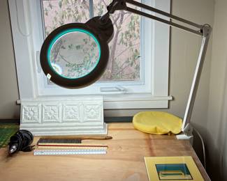 Magnifying table lamp