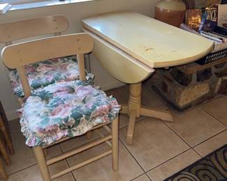 Drop leaf table, 2 chairs