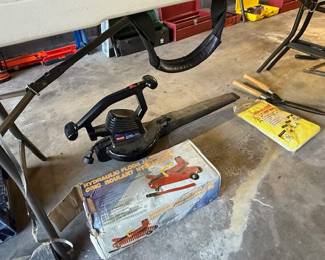 Hydraulic floor jack