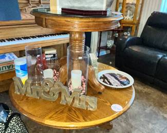 SET OF 3 OAK PEDESTAL TABLES