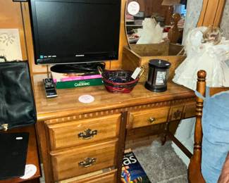 STUDENT DESK& SMALL SYLVANIA TV